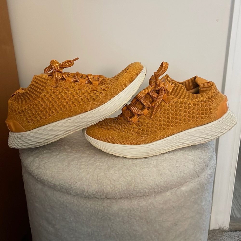 NOBULL golden knit runners